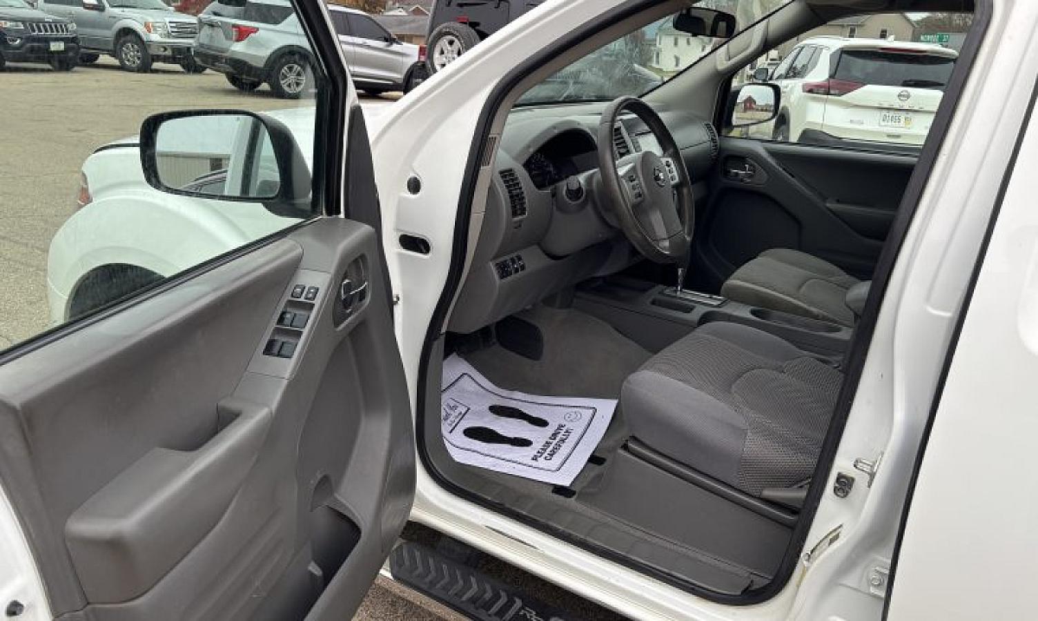 2017 Nissan Frontier SV 4x4 - Image 6