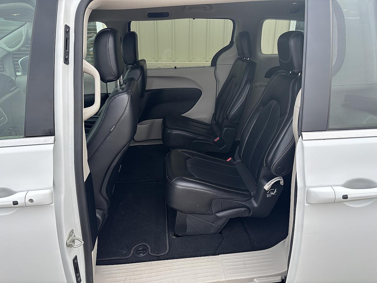 2019 Chrysler Pacifica Touring L - Image 3