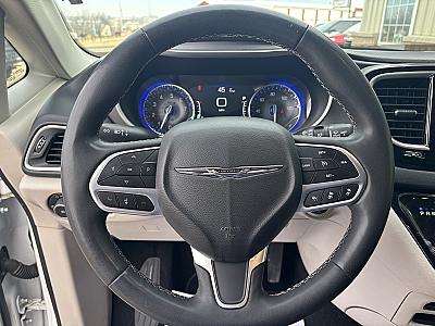 2019 Chrysler Pacifica Touring L - Thumbnail 12