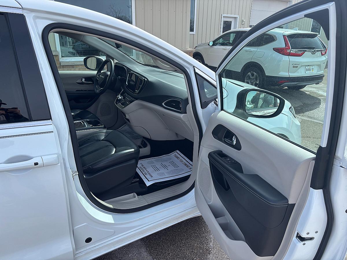 2023 Chrysler Pacifica Touring L - Image 4