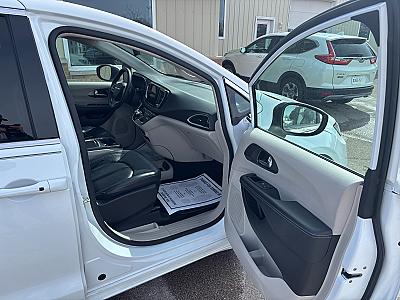 2023 Chrysler Pacifica Touring L - Thumbnail 4