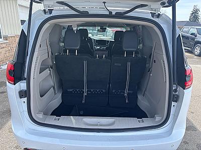 2023 Chrysler Pacifica Touring L - Thumbnail 15