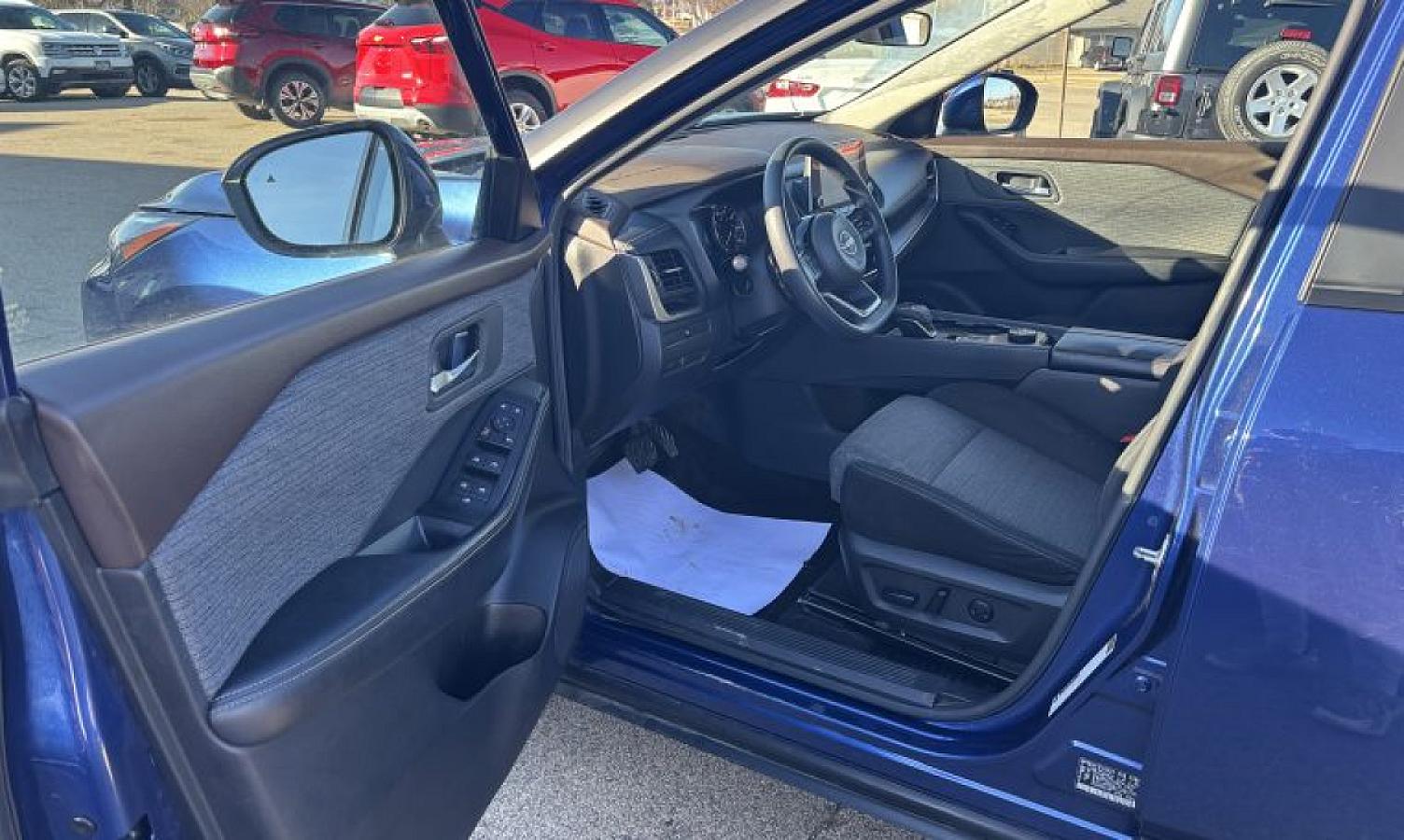 2023 Nissan Rogue SV AWD - Image 6