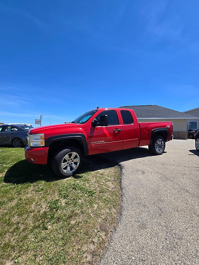 2011 Chevrolet Silverado 1500 LT - Image 2