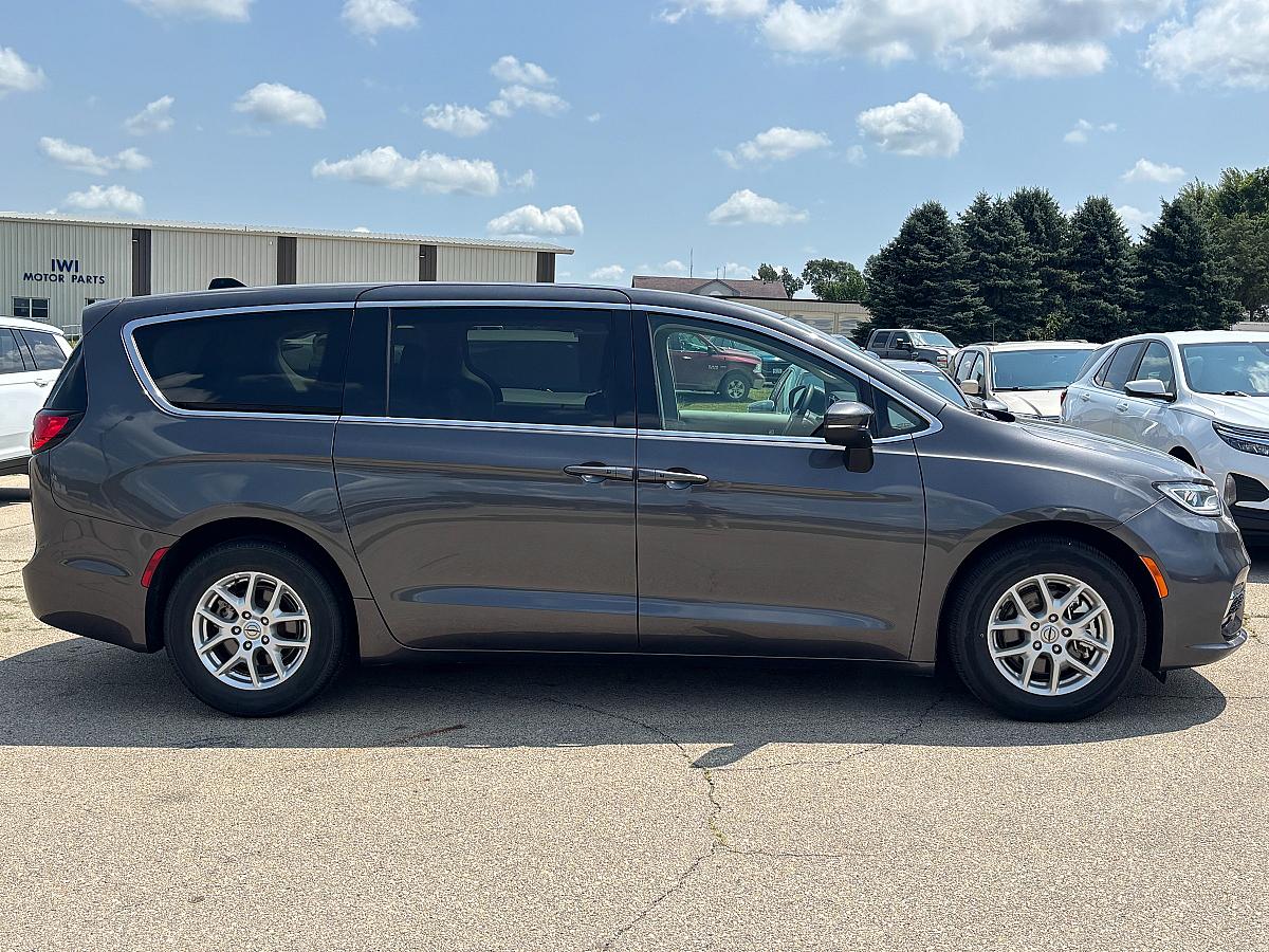 2023 Chrysler Pacifica Touring - Image 3