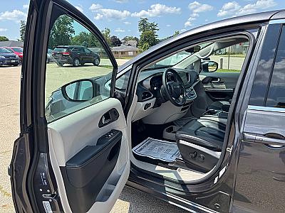 2023 Chrysler Pacifica Touring - Thumbnail 6