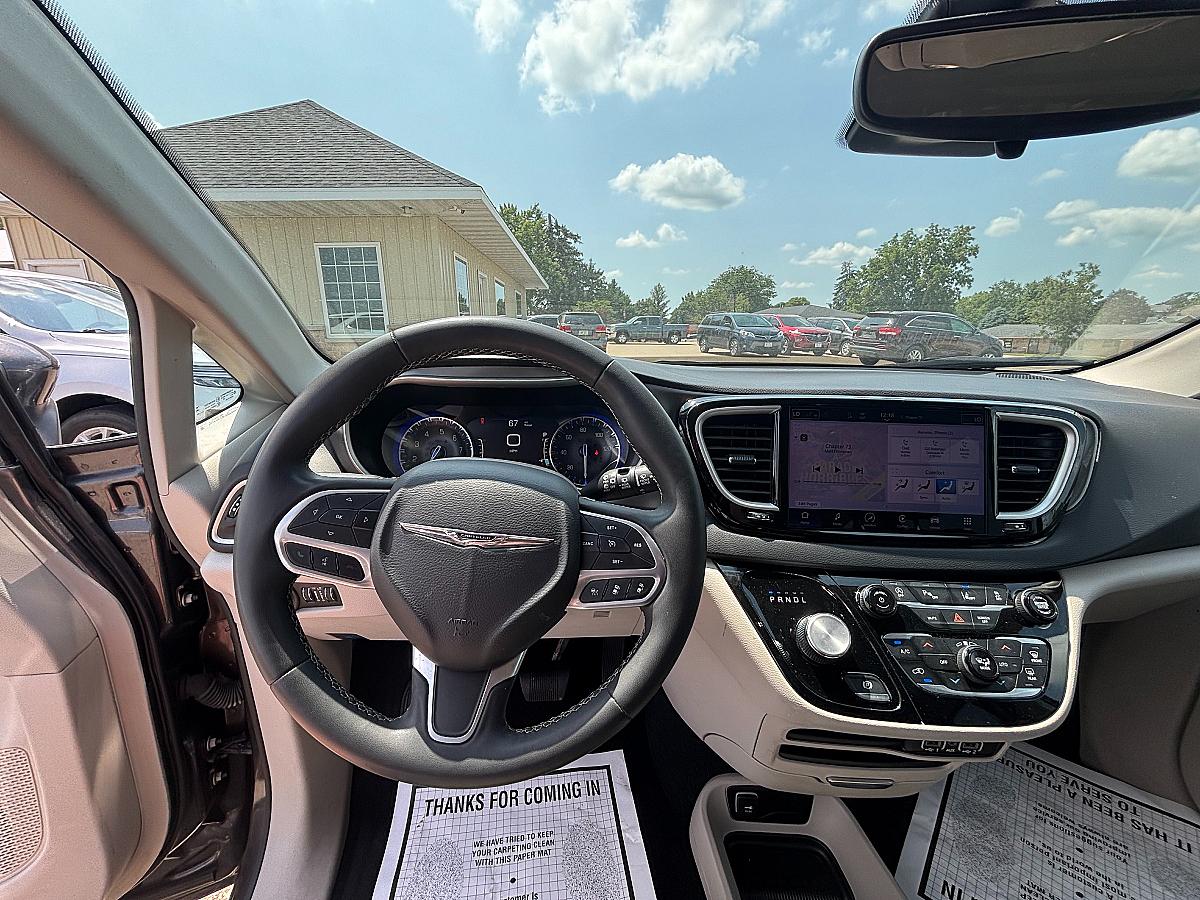 2023 Chrysler Pacifica Touring - Image 7