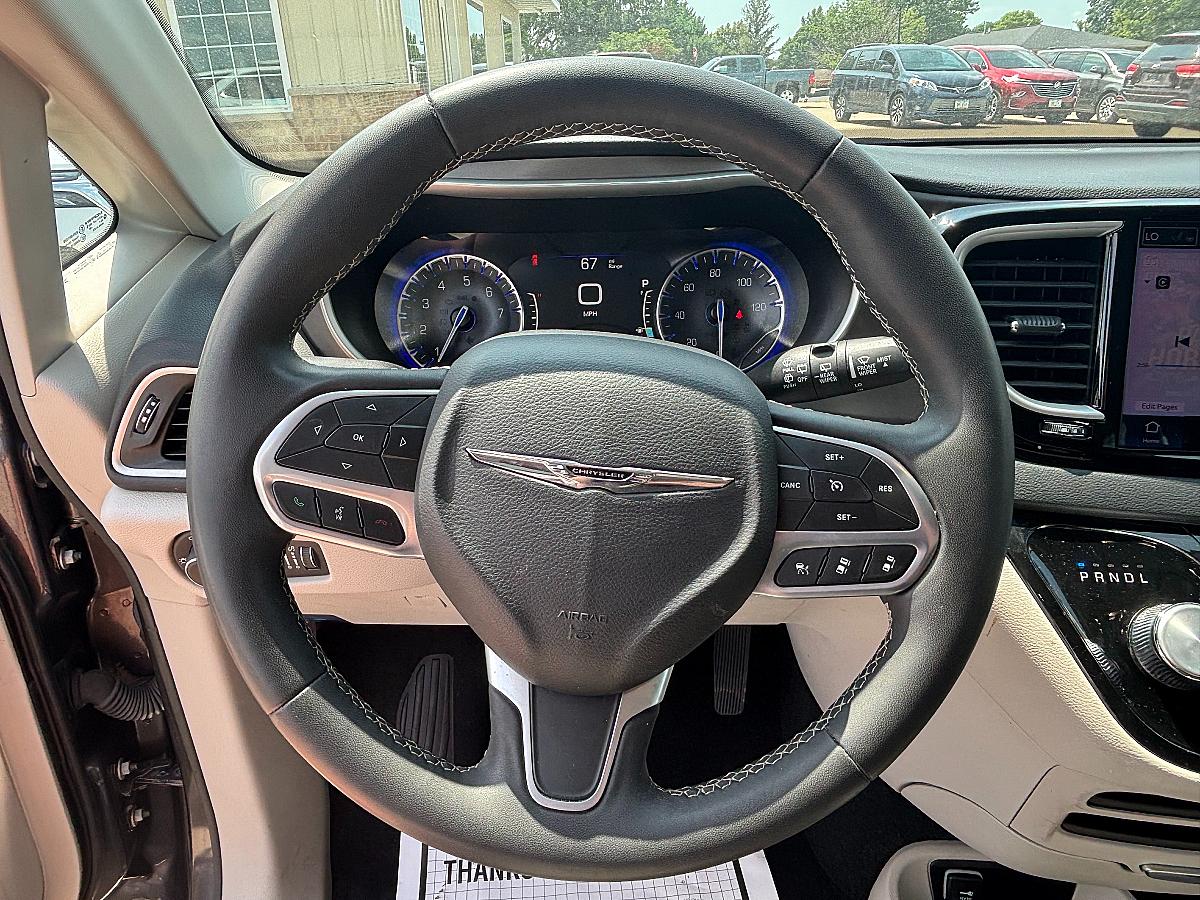 2023 Chrysler Pacifica Touring - Image 8