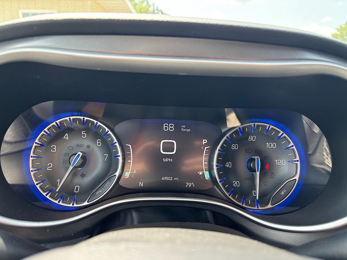 2023 Chrysler Pacifica Touring - Image 9