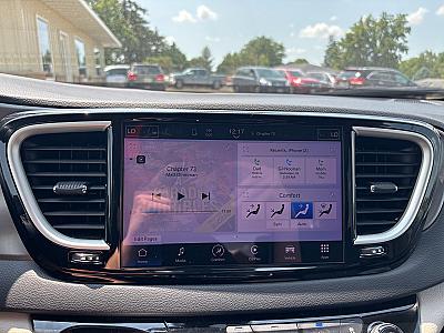 2023 Chrysler Pacifica Touring - Thumbnail 15