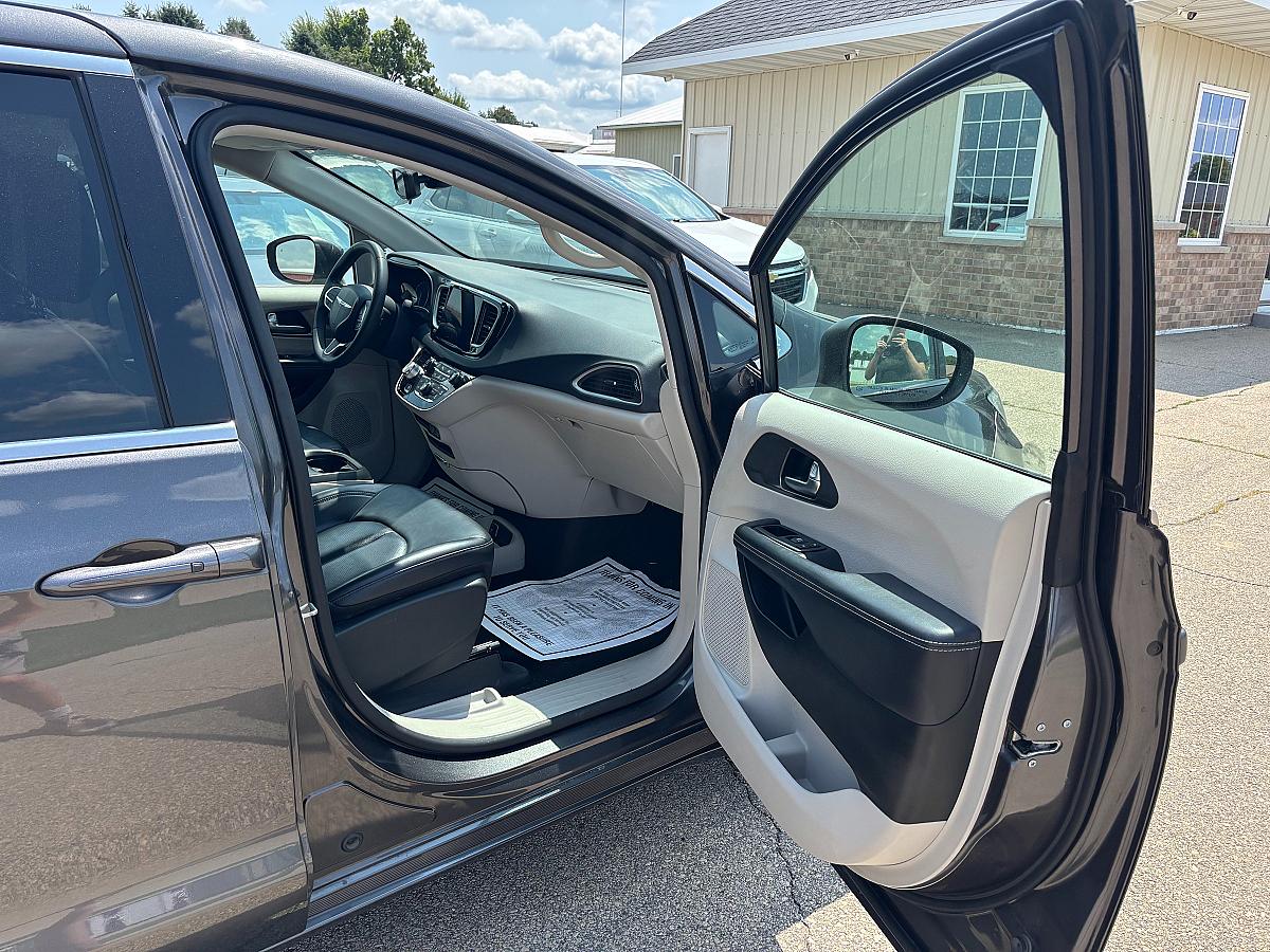 2023 Chrysler Pacifica Touring - Image 19
