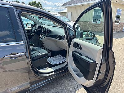 2023 Chrysler Pacifica Touring - Thumbnail 19