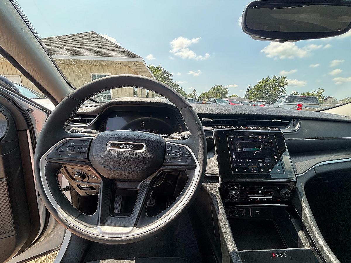 2023 Jeep Cherokee Altitude Lux - Image 7