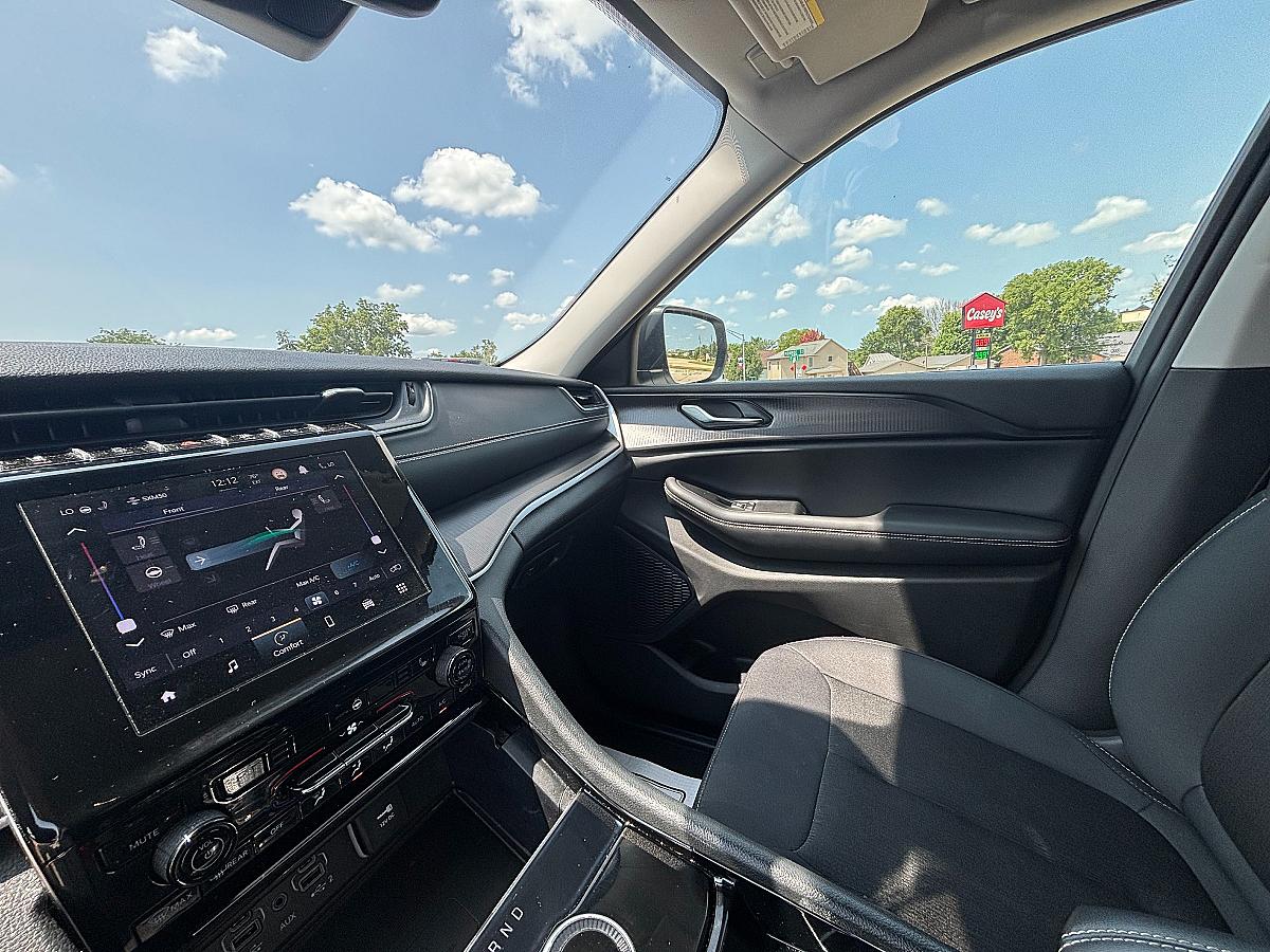 2023 Jeep Cherokee Altitude Lux - Image 15