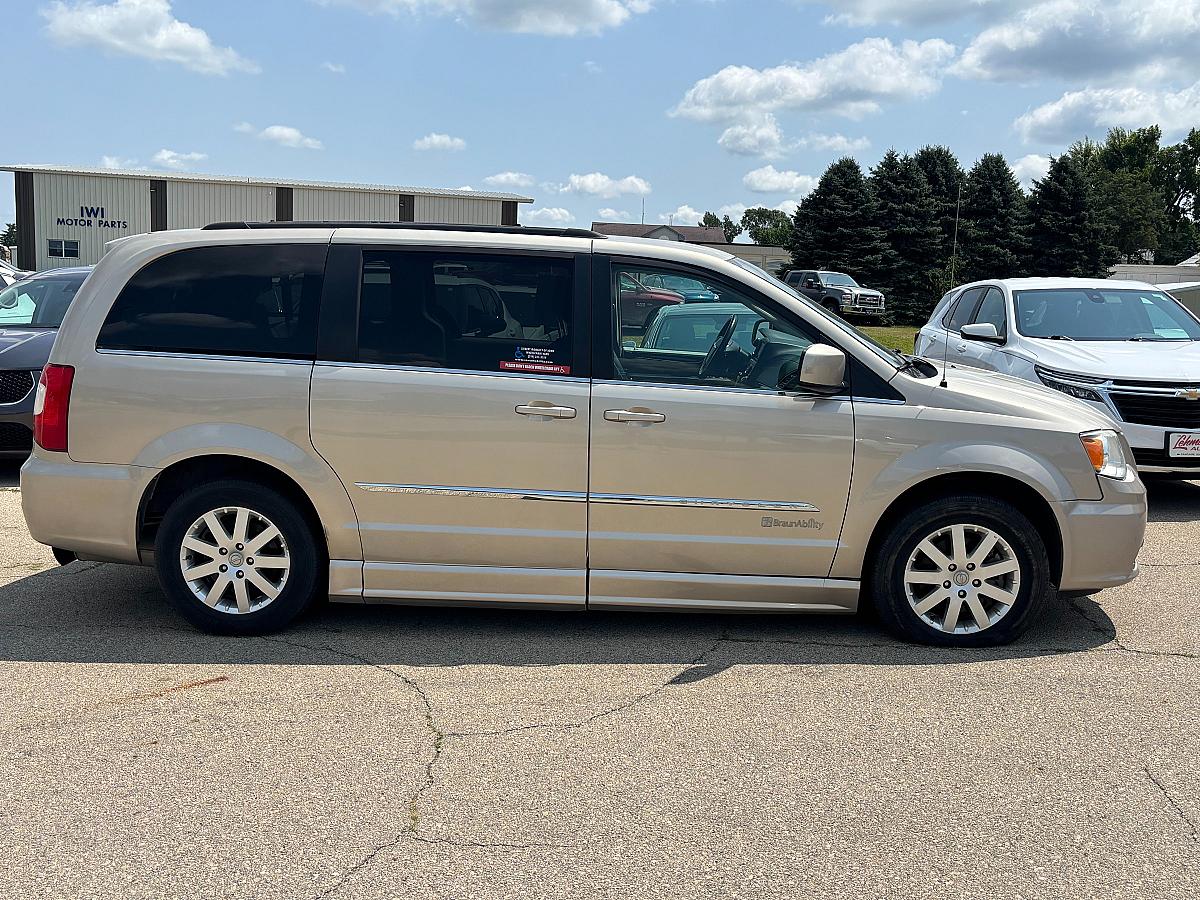 2014 Chrysler Town AND Country Touring - Image 3