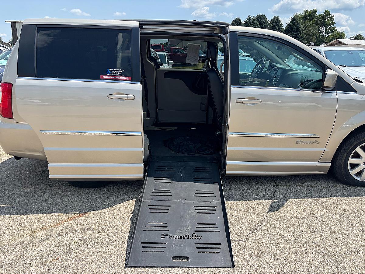 2014 Chrysler Town AND Country Touring - Image 4