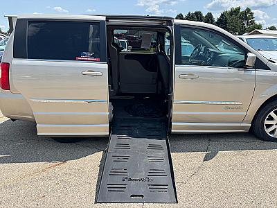 2014 Chrysler Town AND Country Touring - Thumbnail 4