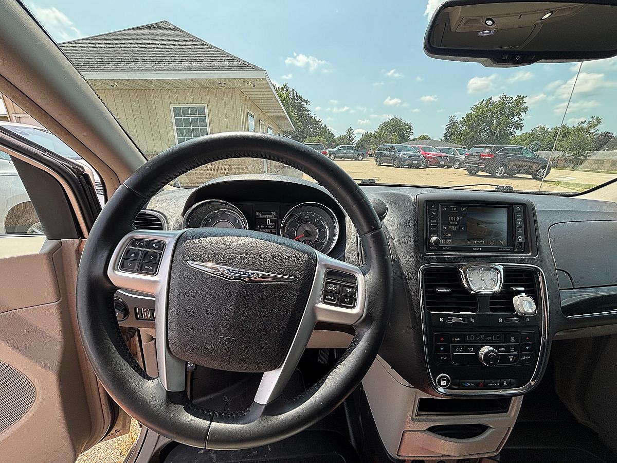 2014 Chrysler Town AND Country Touring - Image 8