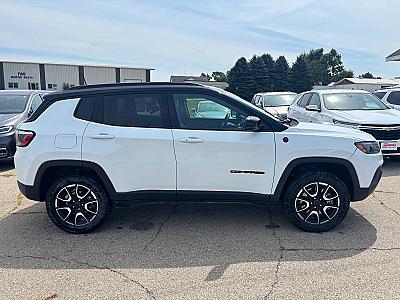 2025 Jeep Compass Trailhawk - Thumbnail 3